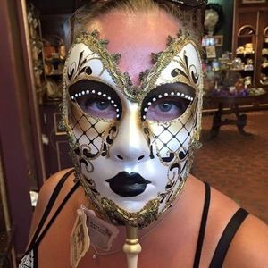 Meet your Posher, Crystal